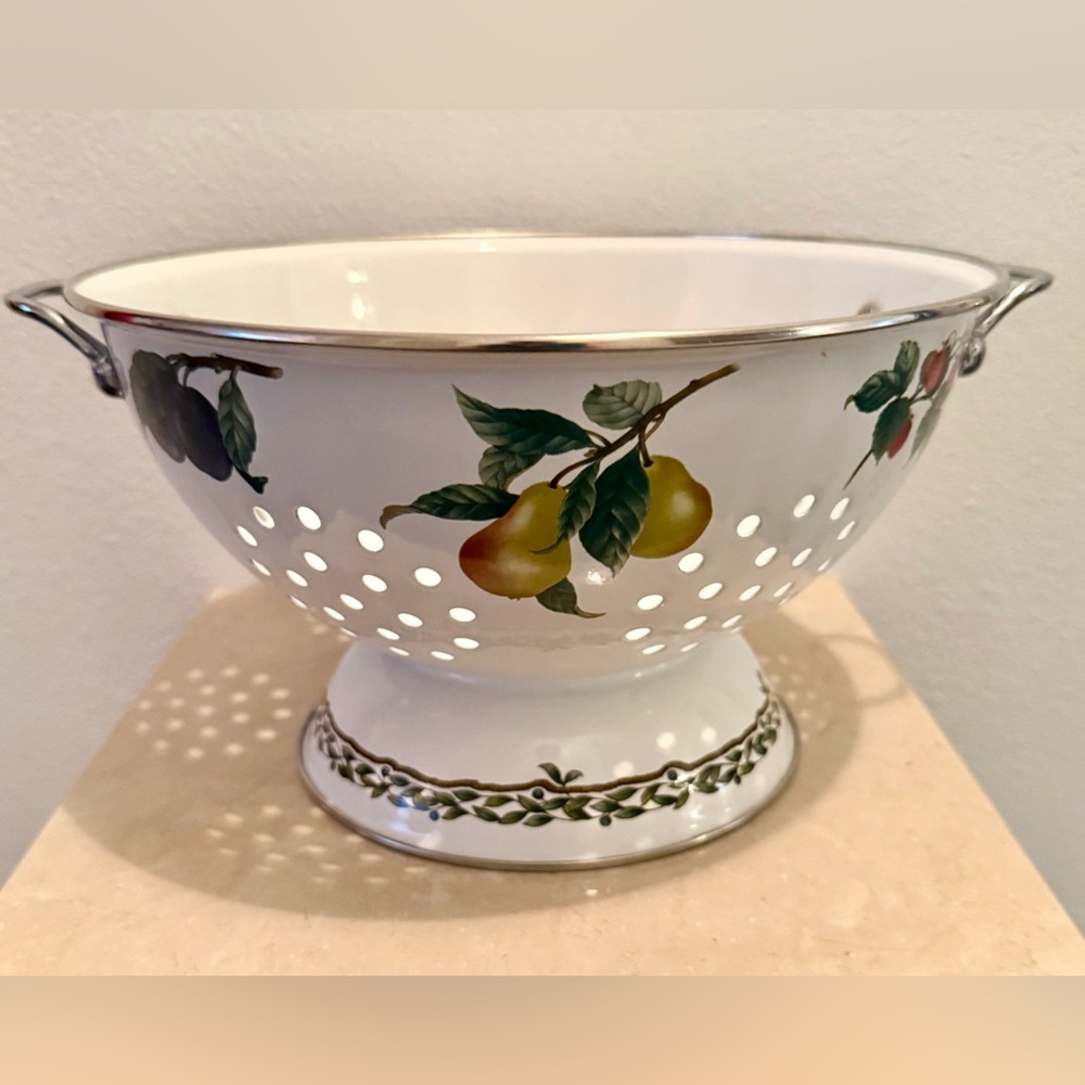 Noritake “Gourmet Harvest” Enamelware colander Strainer w/Fruit on White 11” 5QT